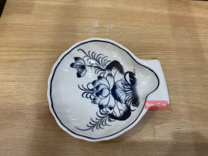 Đĩa muối dáng đuôi công men chàm cổ họa tiết Sen đen