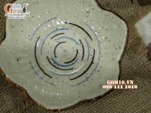 Đĩa muối hoa cúc men kem tấm kẻ chỉ