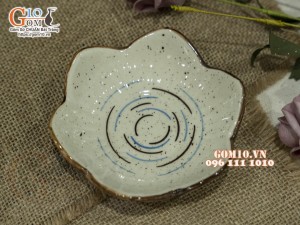 Đĩa muối hoa cúc men kem tấm kẻ chỉ