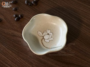Đĩa muối hoa men kem tấm vẽ Bạch Liên