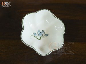 Đĩa muối hoa men trắng vẽ hoa Sen xanh
