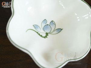 Đĩa muối hoa men trắng vẽ hoa Sen xanh