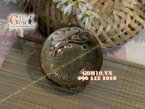 Đĩa muối men gấm vàng khắc sen