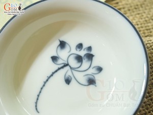 Đĩa muối tròn men kem vẽ hoa Sen đen