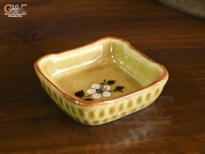 Đĩa muối vuông men hoàng thổ vẽ hoa
