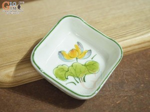 Đĩa muối vuông men kem vẽ hoa Sen vàng
