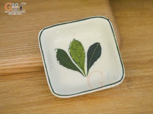 Đĩa muối vuông men kem vẽ Ngò gai