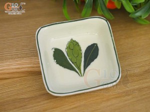 Đĩa muối vuông men kem vẽ Ngò gai