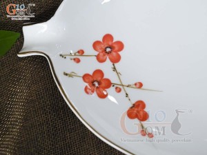 Đĩa lá rong men trắng vẽ hoa Đào đỏ, 25x15cm
