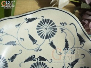 Đĩa hoa đào men rạn họa tiết hoa cúc, đường kính 23cm