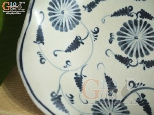 Đĩa hoa đào men rạn họa tiết hoa cúc, đường kính 23cm