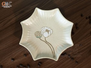 Đĩa sao men kem tấm vẽ Bạch Liên, đường kính 21cm