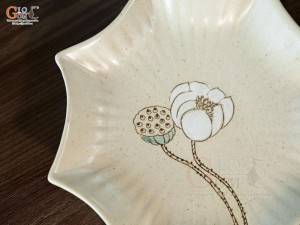 Đĩa sao men kem tấm vẽ Bạch Liên, đường kính 21cm