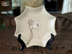 Đĩa sao men kem tấm vẽ Bạch Liên, đường kính 21cm
