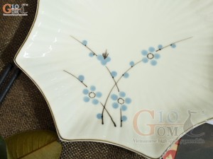 Đĩa sao men kem vẽ hoa Đào xanh, 24cm