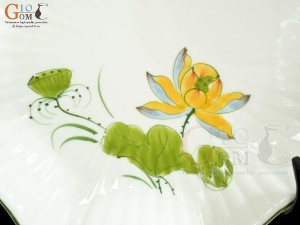 Đĩa sao men kem vẽ hoa Sen vàng 24cm
