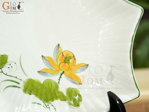 Đĩa sao men kem vẽ hoa Sen vàng 24cm