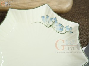 Đĩa sao men kem vẽ hoa Sen xanh, 24cm
