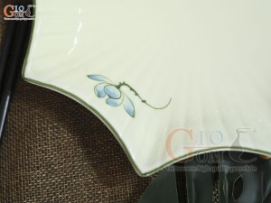 Đĩa sao men kem vẽ hoa Sen xanh, 24cm