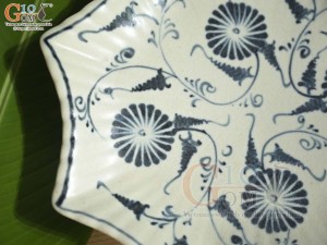 Đĩa sao men rạn họa tiết hoa cúc, 26cm