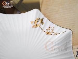 Đĩa sao men trắng hoa Sen kẻ viền vàng 24k, 24cm