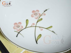 Đĩa ảo men trắng vẽ hoa Đào hồng, đường kính 22cm