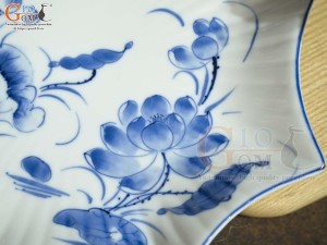 Đĩa sao men trắng vẽ hoa sen tràm 24cm