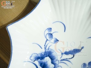 Đĩa sao men trắng vẽ hoa sen tràm 24cm