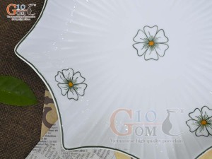 Đĩa sao men trắng vẽ ngàn hoa, 22cm