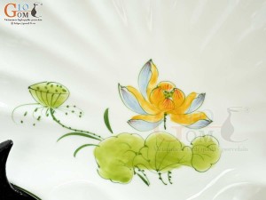 Đĩa sò men kem vẽ hoa Sen vàng, đường kính 22cm