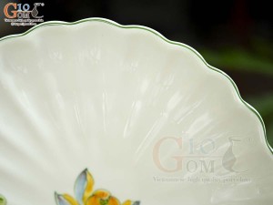 Đĩa sò men kem vẽ hoa Sen vàng, đường kính 22cm