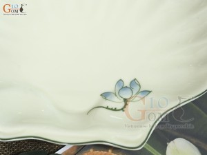 Đĩa sò men kem vẽ hoa Sen xanh, 23x20cm