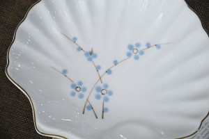 Đĩa sò men trắng vẽ hoa Đào xanh, 23x20cm