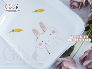 Đĩa sứ có tay cầm men trắng họa tiết thỏ con 16x23cm