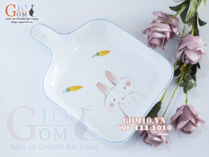 Đĩa sứ có tay cầm men trắng họa tiết thỏ con 16x23cm