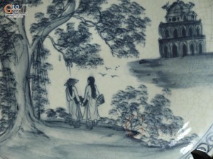 Đĩa sứ trang trí men rạn họa tiết hồ Hoàn Kiếm, đường kính 30cm