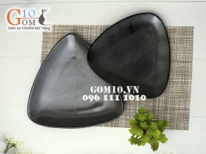 Đĩa tam giác đen men giọt dầu 28cm