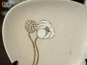 Đĩa tam giác men kem tấm vẽ Bạch Liên, đường kính 20cm