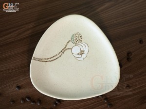 Đĩa tam giác men kem tấm vẽ Bạch Liên, đường kính 20cm