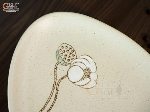 Đĩa tam giác men kem tấm vẽ Bạch Liên, đường kính 20cm