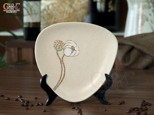 Đĩa tam giác men kem tấm vẽ Bạch Liên, đường kính 20cm
