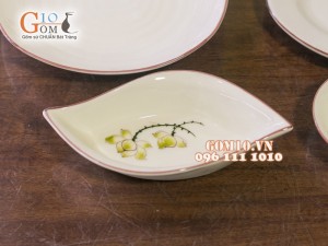 Đĩa thuyền men kem vẽ hoa Sen vàng 18cm