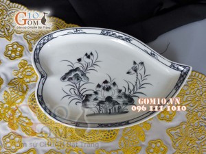 Đĩa tim men chàm cổ họa tiết Sen đen, 29,5x20cm
