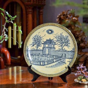 Đĩa trang trí cảnh Khuê Văn Các - Văn Miếu Quốc Tử Giám men rạn cổ bọc viền đồng, đường kính 26cm