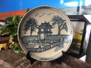 Đĩa trang trí cảnh Khuê Văn Các - Văn Miếu Quốc Tử Giám men rạn cổ phi 30cm