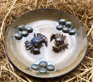 Đĩa trang trí đắp nổi cua, đường kính 20cm