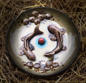 Đĩa trang trí đắp nổi song ngư, đường kính 20cm