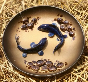 Đĩa trang trí đắp nổi song ngư, phi 20cm