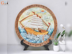 Đĩa trang trí gốm họa tiết Thuận Buồm Xuôi Gió khắc nổi, đường kính 30cm (Mẫu 3)