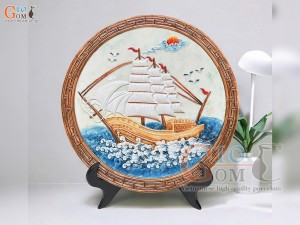 Đĩa trang trí gốm họa tiết Thuận Buồm Xuôi Gió khắc nổi, đường kính 30cm (Mẫu 4)